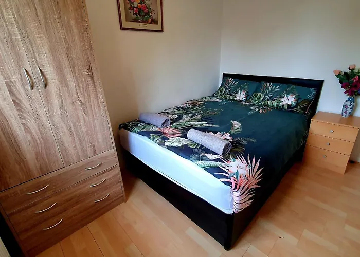 Lovely 3 Bedroom House Manchester
